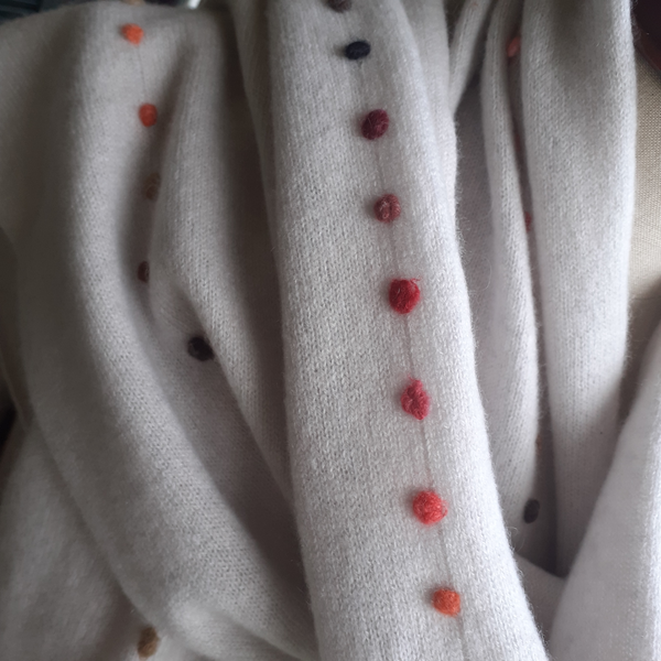 StoneWhite / Berry mix dot embroidery